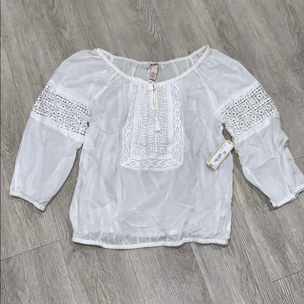 NWT! Super cute white top!